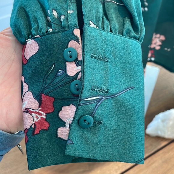(2/$30) Elli White Long Sleeve Floral Green Blouse M/L - Picture 2 of 11